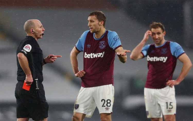 Wasit Mike Dean Diberi Cuti Akhir Pekan Menyusul Ancaman Pembunuhan