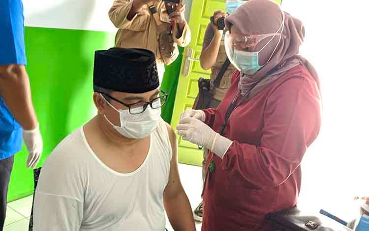 Bupati, Kapolres, Dandim 1015 Sampit dan Tokoh Masyarakat Lakukan Vaksinasi Covid-19 Kedua