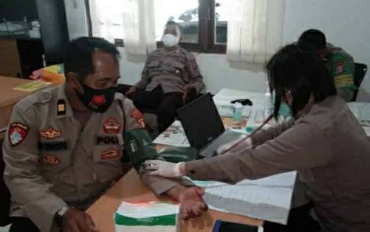 Di Tengah Pandemi, Tim Urkes Polres Kapuas Rutin Cek Kesehatan Personel