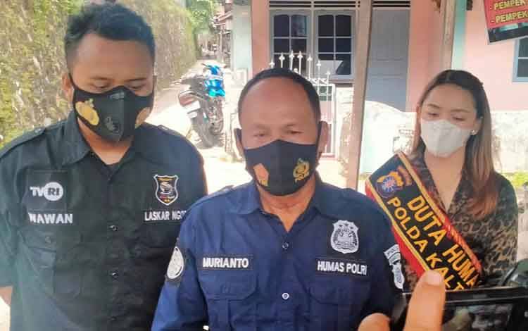 Peringati Hari Pers, Polisi Bersama Wartawan Bagikan Ribuan Masker