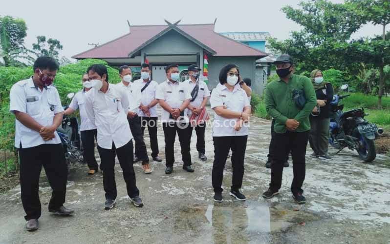 Wabup Gunung Mas, Efrensia L.P Umbing saat berkunjung ke Desa Hurung Bunut.