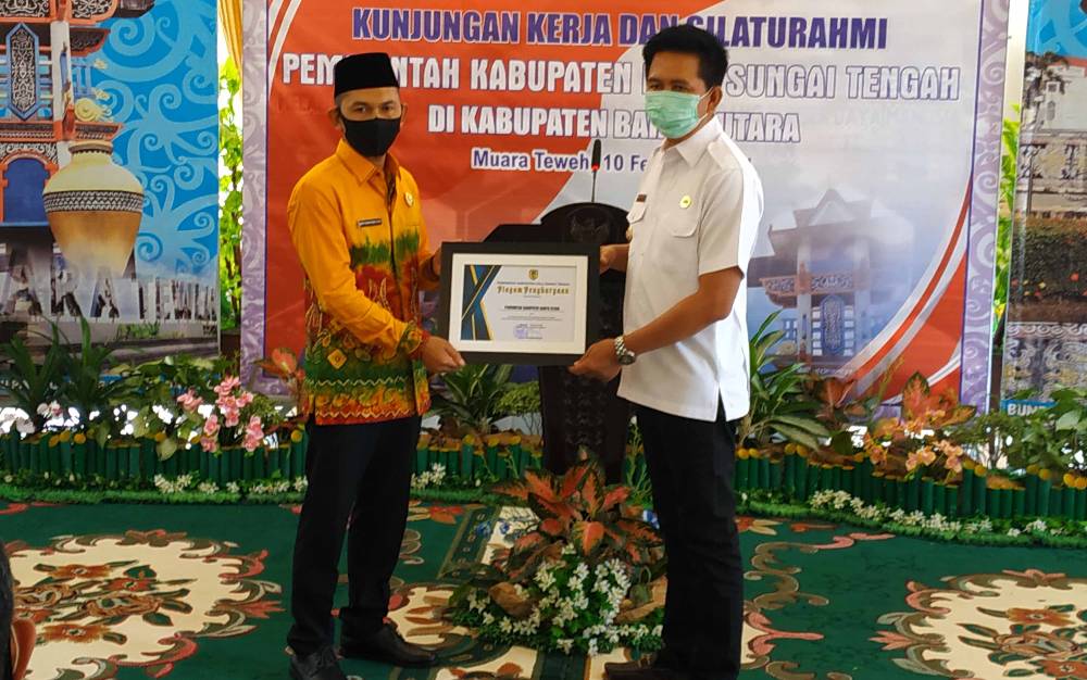 Peduli Bencana Banjir, Bupati Barito Utara Terima Penghargaan dari Pemkab Hulu Sungai Tengah