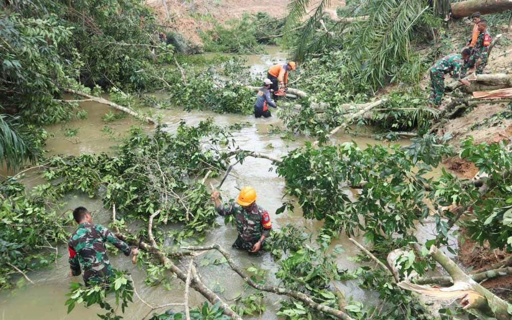 Koramil Teweh Tengah Bantu Bersihkan Sungai Sikui