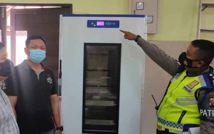 Polresta Palangka Raya Rutin Cek Suhu Lemari Penyimpanan Vaksin Covid-19