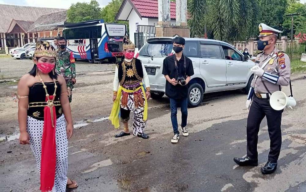 Sosialisasi protokol kesehatan pencegahan covid-19 bagi pengguna jalan di perbatasan Kalteng - Kalsel, Rabu, 10 Februari 2021.