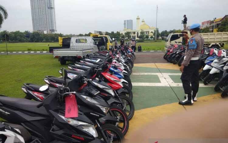 Polda Jatim Gagalkan Selundupan Ratusan Kendaraan ke Luar Negeri