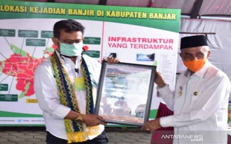 Mentan Salurkan Bantuan Presiden untuk Korban Banjir Kalsel