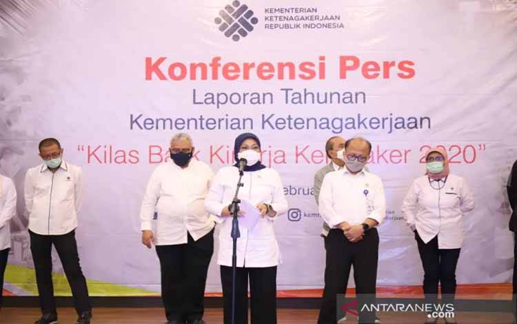 Menaker Ida Fauziyah (tengah) ketika memberikan keterangan pers tentang peluncuran Laporan Tahunan Kementerian Ketenagakerjaan Tahun 2020, di Jakarta pada Rabu (10/2/2021)
