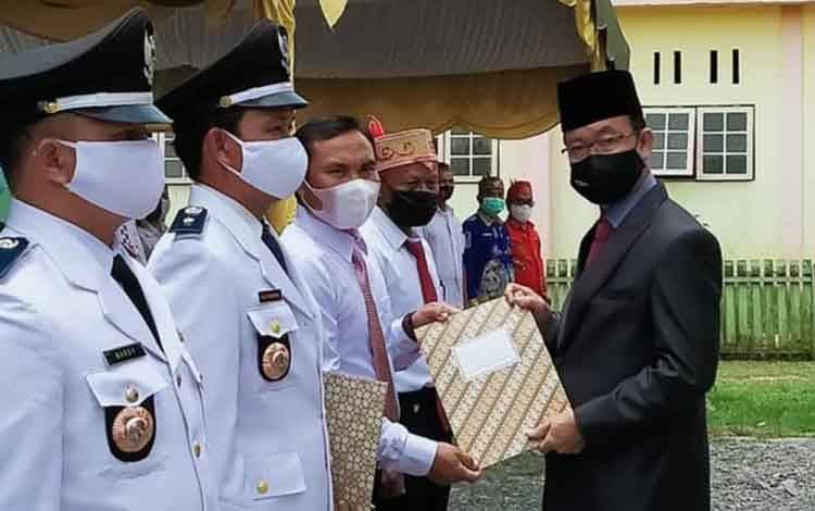 Bupati Katingan Sakariyas melantik tiga Pj kepala desa di wilayah Katingan Tengah dan pengambilan sumpah janji anggota BPD.