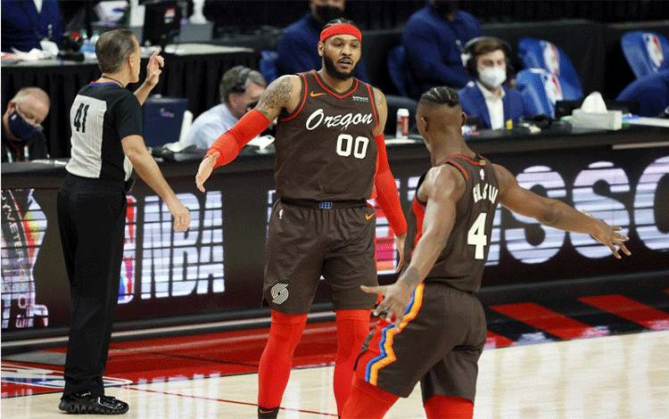 Power forward Portland Trail Blazers Carmelo Anthony (00) merayakan skornya bersama forward Harry Giles III (4) setelah Philadelphia 76ers menyerah di Moda Center kepada Portland Trail Blazers pada 11 Februari 2021. (REUTERS/USA TODAY Sports/Soobum Im)