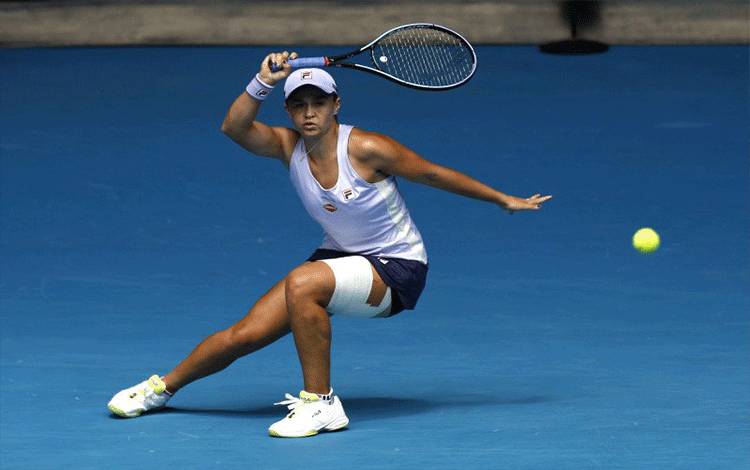 Petenis Australia Ashleigh Barty saat menghadapi rekan senegaranya Daria Gavrilova dalam babak kedua Australian Open di Melbourne Park, Melbourne, Australia, 11 Februari 2021. (REUTERS/ASANKA BRENDON RATNAYAKE)