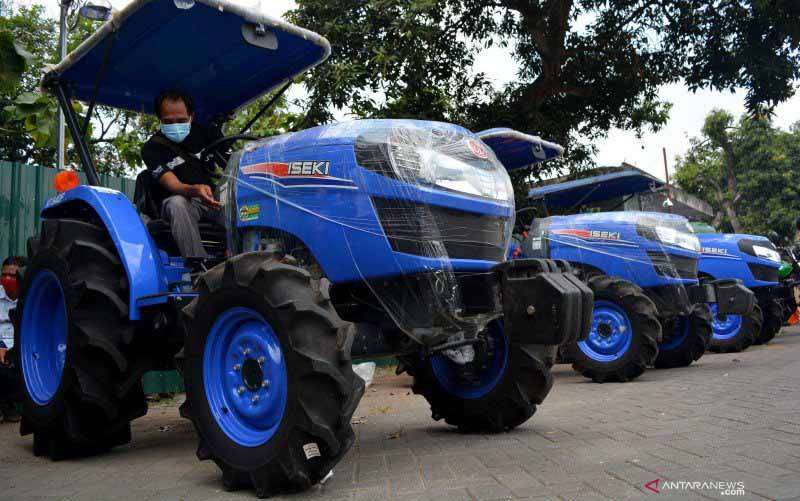 Ilustrasi traktor. (foto : ANTARA FOTO/SYAIFUL ARIF)