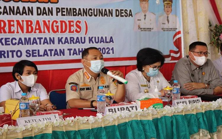 Bupati Barito Selatan H Eddy Raya Samsuri didampingi Wakil Bupati Barsel Satya Titek Atyani Djoedir menghadiri acara Musrenbangdes.