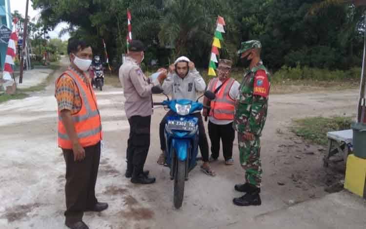 Babinsa Kelurahan Menteng Bersama Bhabinkamtibmas Patroli Penegakan PPKM Berbasis Mikro