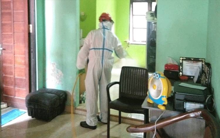 Satgas Covid-19 Kalteng Semprot Disinfektan di Kawasan Kelurahan Bukit Tunggal?