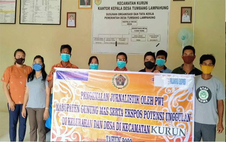 PWI Gunung Mas Kenalkan Jurnalistik ke Desa