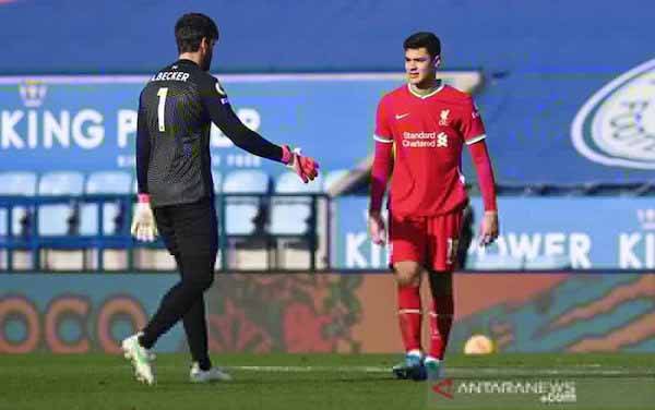 Ekspresi kecewa kiper Liverpool Alisson Becker (kiri) dan bek Ozan Kabak setelah blunder mereka berujung gol penyerang Leicester City Jamie Vardy dalam lanjutan Liga Inggris di Stadion King Power, Leicester, Inggris, Sabtu (13/2/2021). (foto : ANTARA/REUTERS/POOL/Michael Regan)
