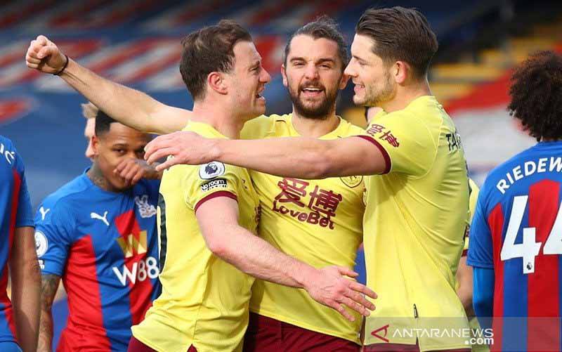 Jay Rodriguez Pimpin Burnley Bungkam Crystal Palace 3 - 0