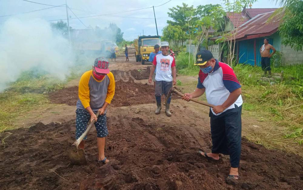 Lurah Kereng Bangkirai Bersama Warga Gotong Royong Timbun Jalan Rusak