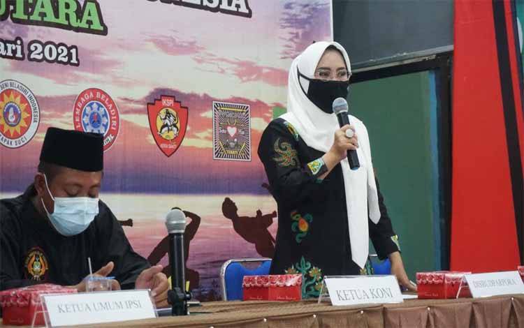 Kepala Dinas Budparpora Barito Utara, Annisa Cahyawati saat memberikan sambutan pada kegiatan Muskab IPSI Barito Utara di Sekretariat KONI, Minggu 14 Februari 2021