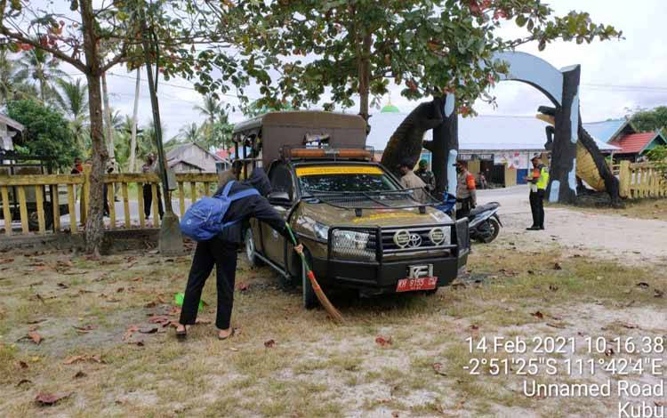 Langgar Prokes, Pengunjung Wisata Pantai Kubu Disuruh Nyapu
