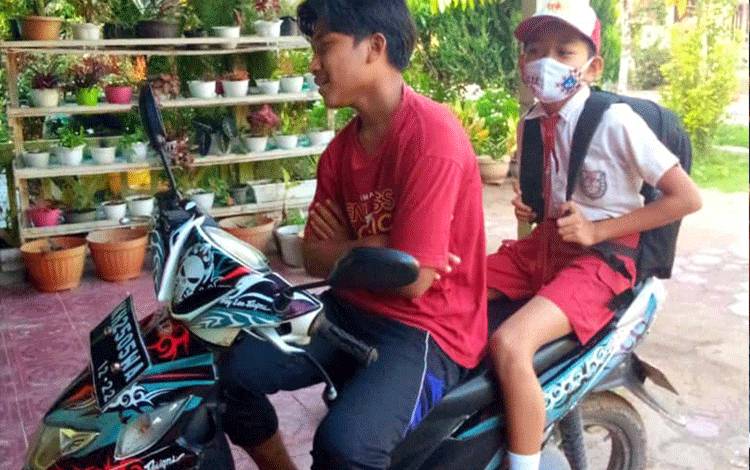 Siswa kelas VI SDN 1 Pangkalan Tiga, saat akan diantar sekolah.