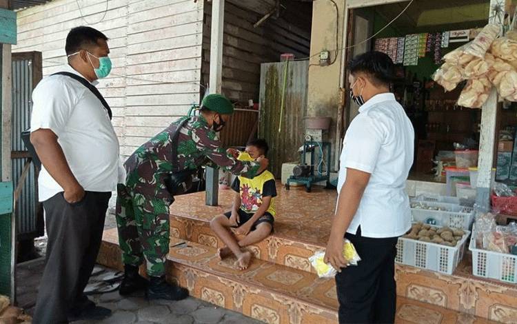 Wujudkan Desa Tangguh Covid 19, Koramil 1014 - 01/Arsel Terus Imbau Warga Patuhi Prokes