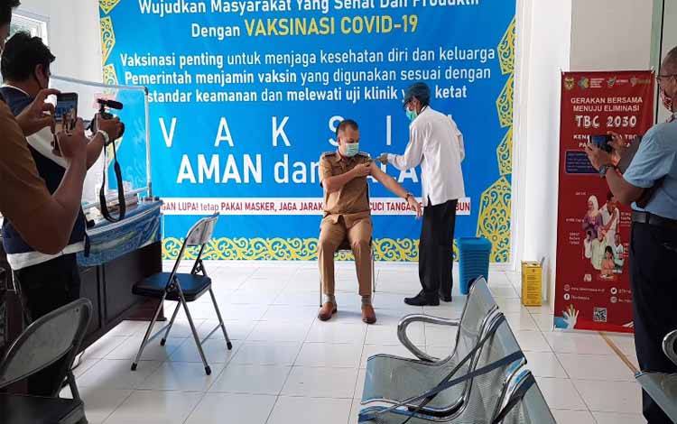 Bupati Gunung Mas Disuntik Vaksin Covid-19 Dosis Kedua