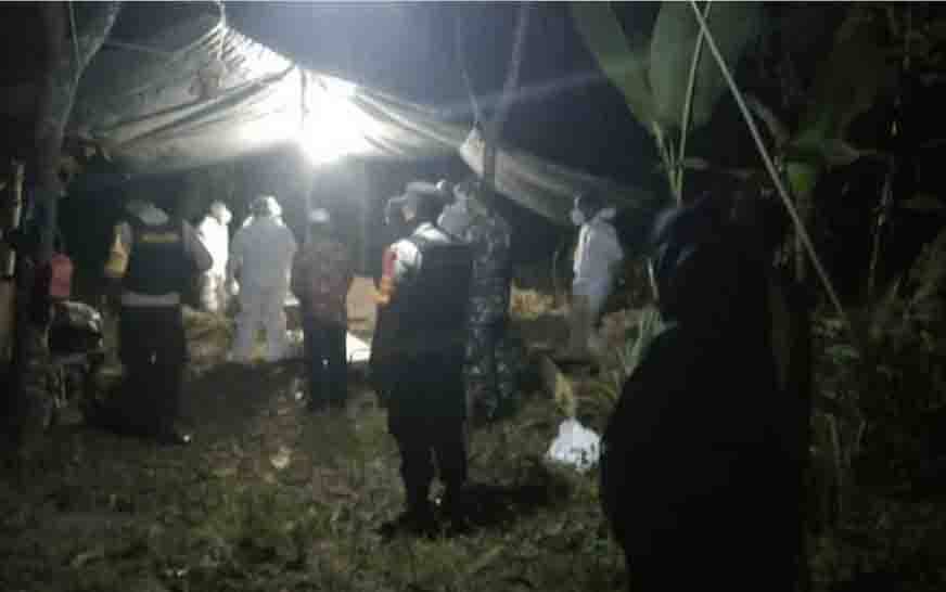 Proses pemakaman jenazah terkonfirmasi Covid-19 di Kecamatan Kotawaringin Lama.