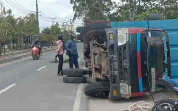 Truk bermuatan beras yanf terguling di Jalan Ahmad Yani, Kelurahan Baru, Kabupaten Kobar, Senin, 15 Februari 2021.