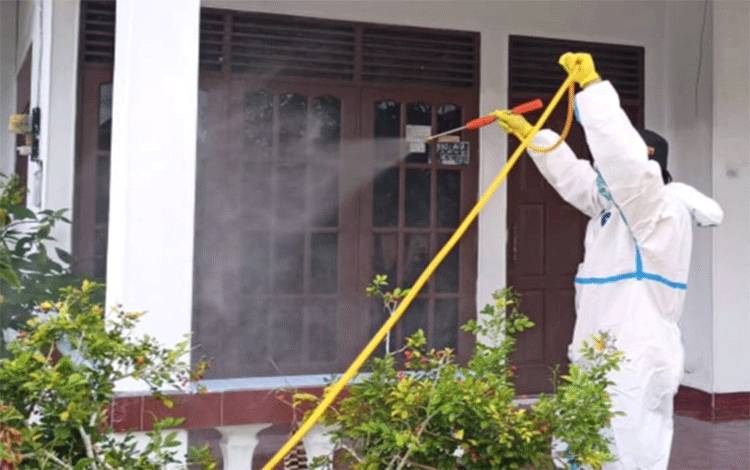 Satgas Covid-19 Kalteng Semprotkan Disinfektan di Lingkungan Pasien Terkonfirmasi Covid-19