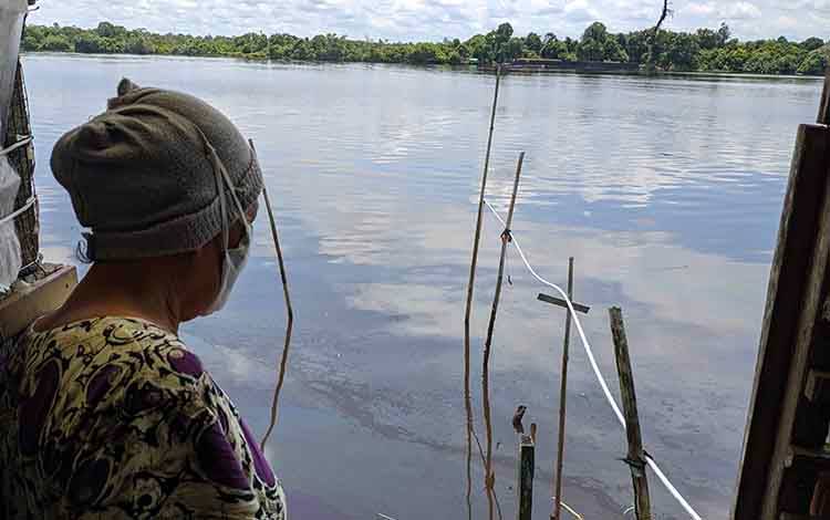 Polres Kotim Selidiki Tumpahnya BBM ke Sungai Mentaya