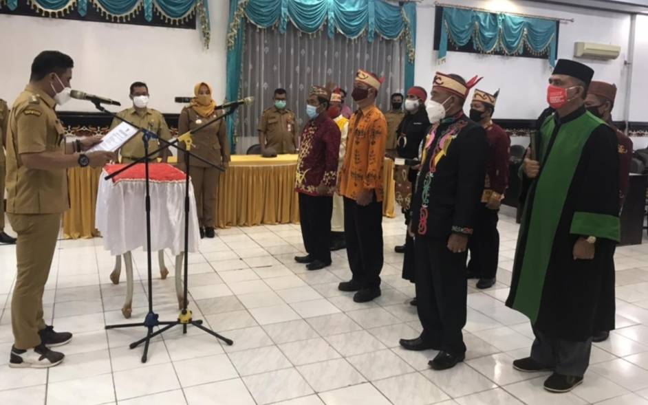 Bupati Kotawaringin Timur Lantik Damang Kepala Adat 5 Kecamatan