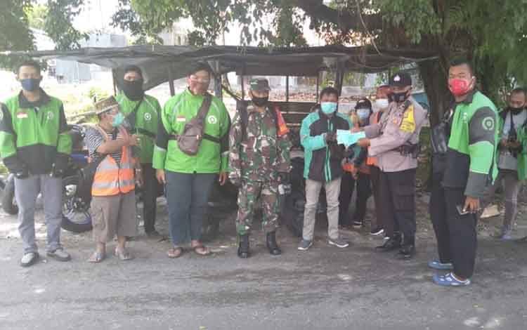 Babinsa dan Babhinkamtibmas Menteng Edukasi Pengemudi Ojol Patuhi Protokol Kesehatan