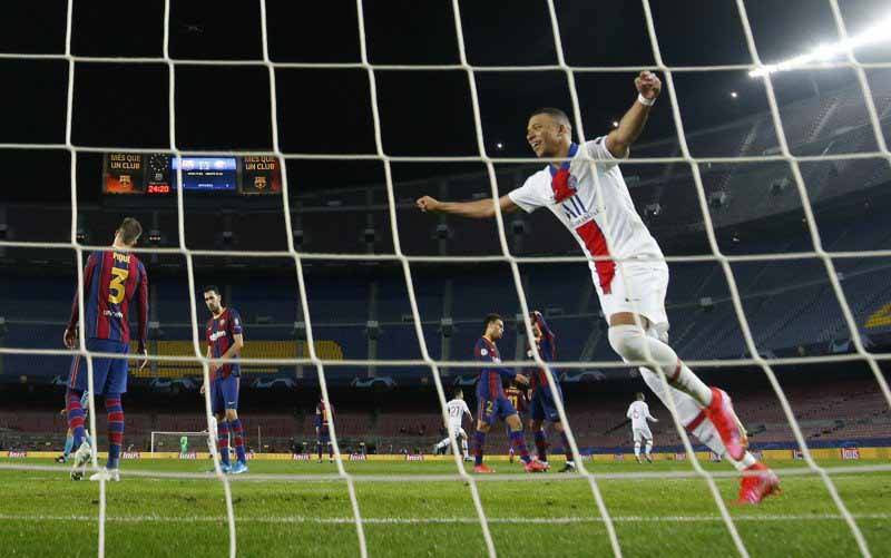 Pemain Paris St Germain Kylian Mbappe mencetak hattrick saat menjungkalkan Barcelona 4-0 dalam leg pertama 16 besar Liga Champions di Camp Nou, Barcelona, Spanyol, 16 Februari 2021. (foto : REUTERS/ALBERT GEA)