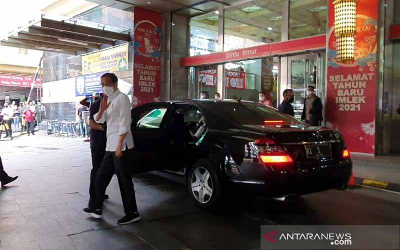 Presiden Jokowi Tinjau Vaksinasi Pedagang di Pasar Tanah Abang
