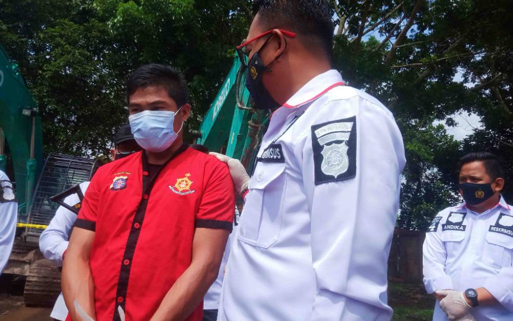 Pelaku pemilik Senjata Api Rakitan saat dilakukan Introgasi oleh Kasubdit IV Tipidter Ditreskrimsus Polda Kalteng AKBP Mochhammad Sajarod Zakun