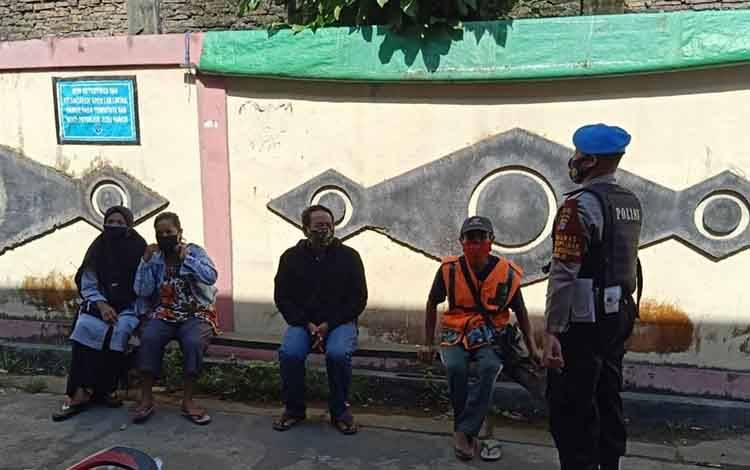 Awasi Pelaksanaan PPKM, Polsek Seruyan Hilir Patroli di Pasar Kuala Pembuang