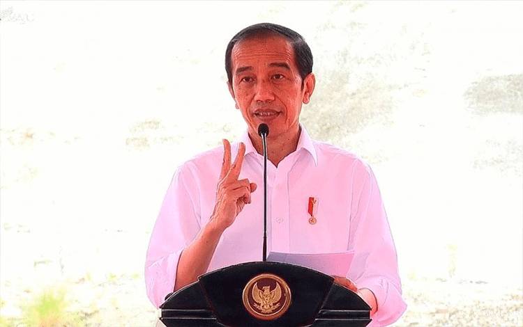 Tangkapan layar Presiden RI Joko Widodo saat meresmikan secara langsung beroperasinya Bendungan Tukul di Pacitan, Jawa Timur, Minggu. (Rangga Pandu Asmara Jingga)