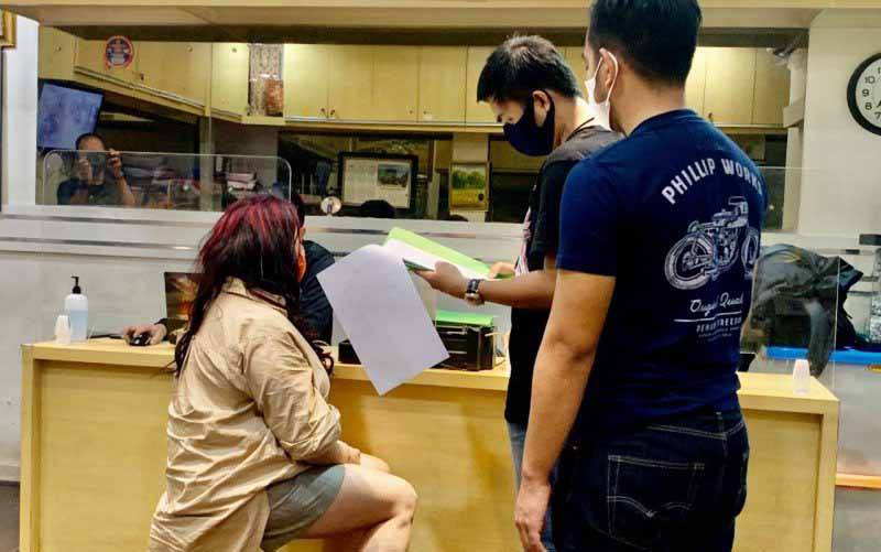 Istri pesinetron Arjun Perwira, Jennifer Jill dalam pemeriksaan atas penyalahgunaan narkoba oleh Satuan Reserse Narkoba Polres Metro Jakarta Barat, Rabu (17/2/2021). (foto : ANTARA/HO-Polres Metro Jakarta Barat)