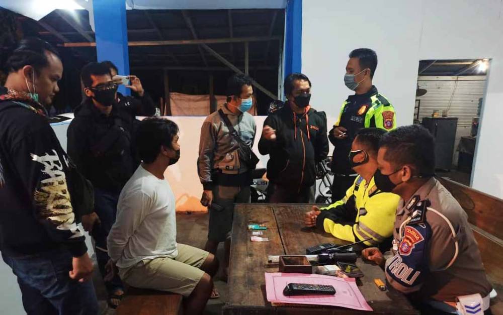 Anggota Satlantas Polresta Palangka Raya saat menginterogasi pengendara motor yang kedapatan menyimpan sabu.