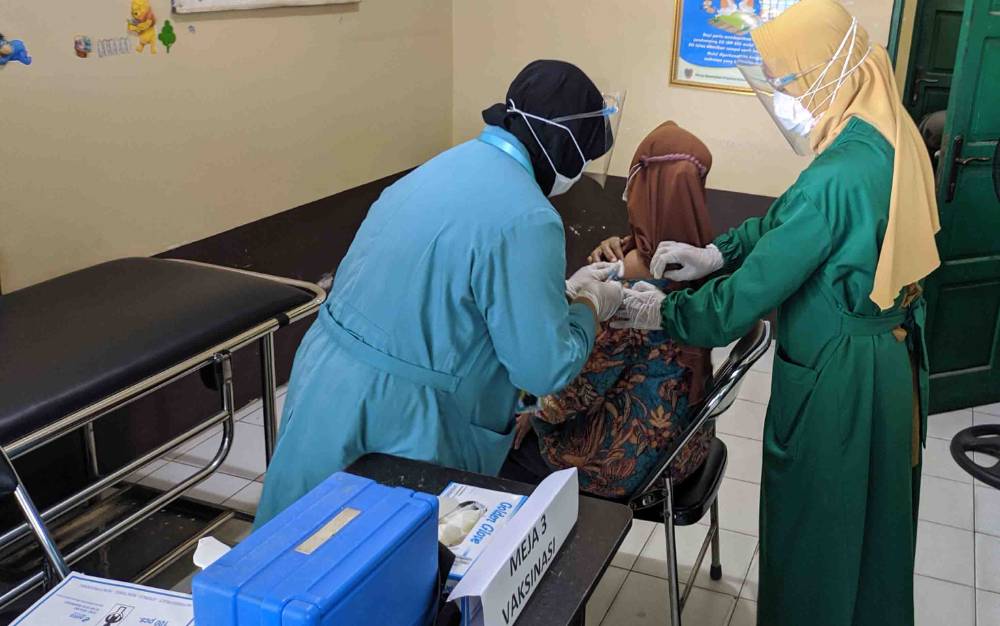 Vaksinasi Covid-19 terhadap tenaga kesehatan di Kotim