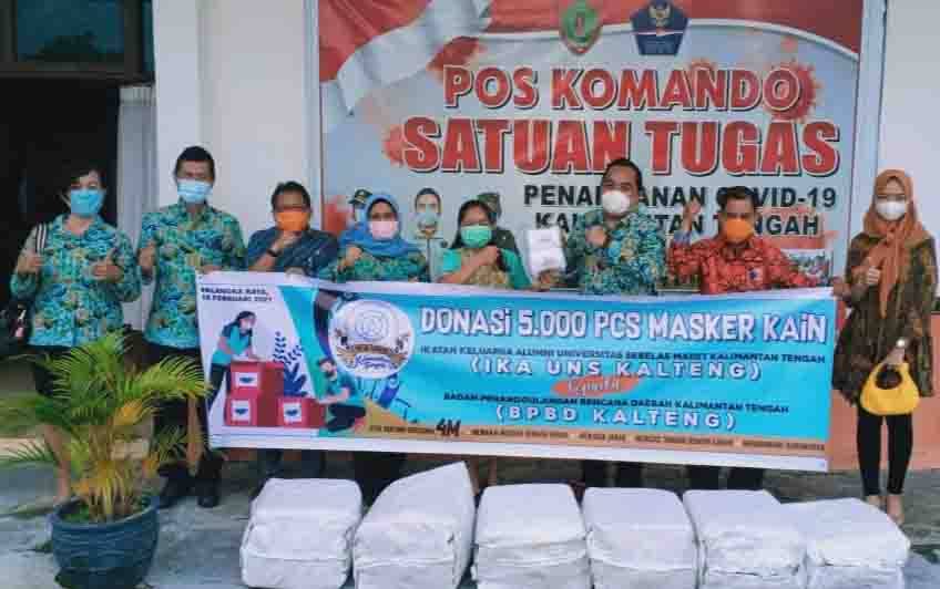 Ikatan Alumni Universitas Sebelas Maret Solo Serahkan Bantuan 5.000 Masker kepada Satgas Covid-19 Kalteng