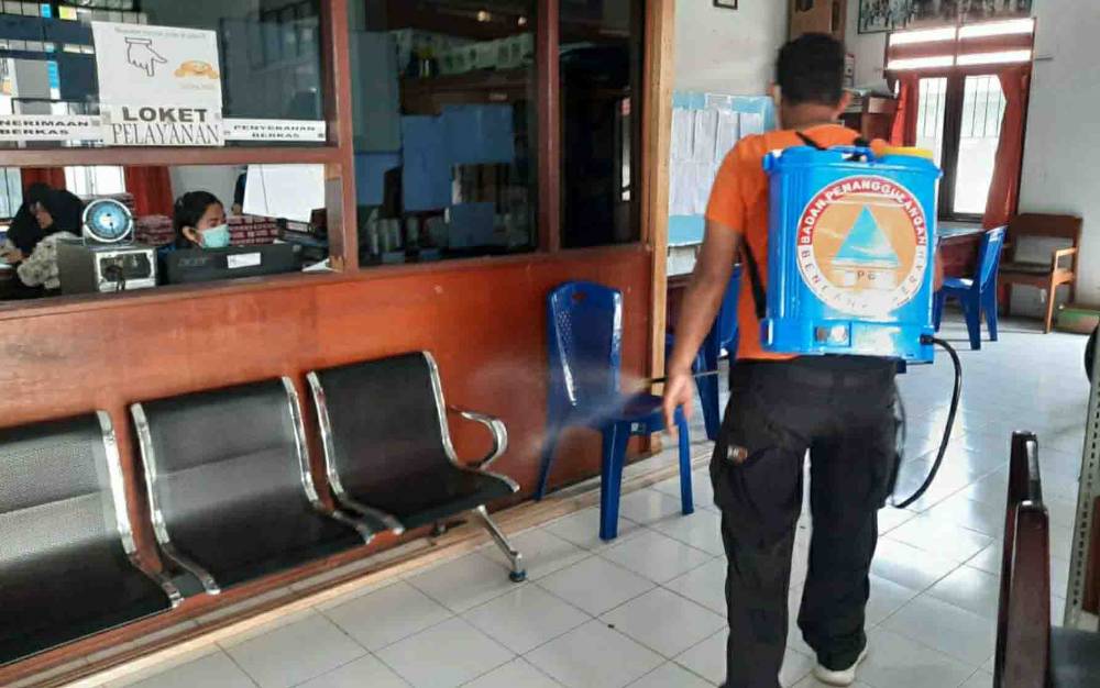 BPBD Kapuas Lakukan Penyemprotan Disinfektan di Wilayah Kelurahan Selat Tengah