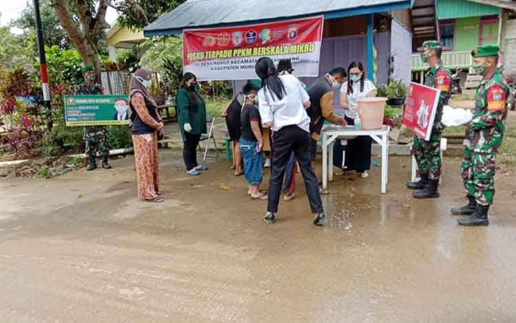 Penerapan protokol kesehatan di posko terpadu PPKM berskala mikro di Desa Tumpung Laung, Kecamatan Montallat, Kabupaten Barito Utara.