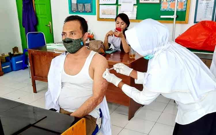 Sempat Tertunda, Kini Wakil Ketua I DPRD Barito Utara Divaksin Covid-19