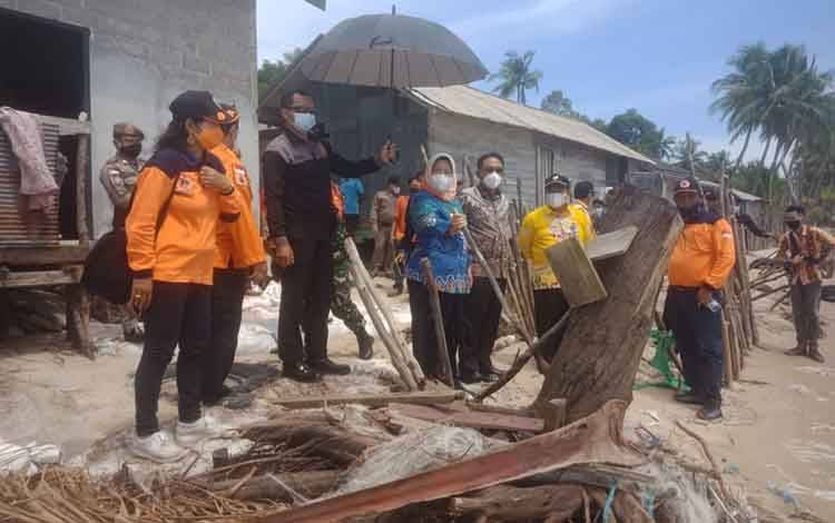 Bupati Kobar Tinjau Lokasi Abrasi dan Salurkan Bantuan