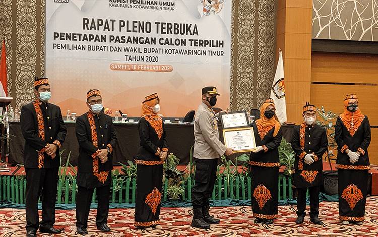 KPU Kotim Berikan Piagam Penghargaan Untuk Sejumlah Instansi dan Organisasi
