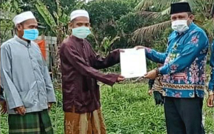 Kemenag Kapuas Lakukan Pengukuran Arah Kiblat Masjid Baitul Ghafur Basarang