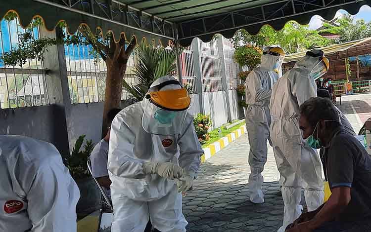 Tim medis gunakan APD lengkap saat akan melakukan rapid antigen.